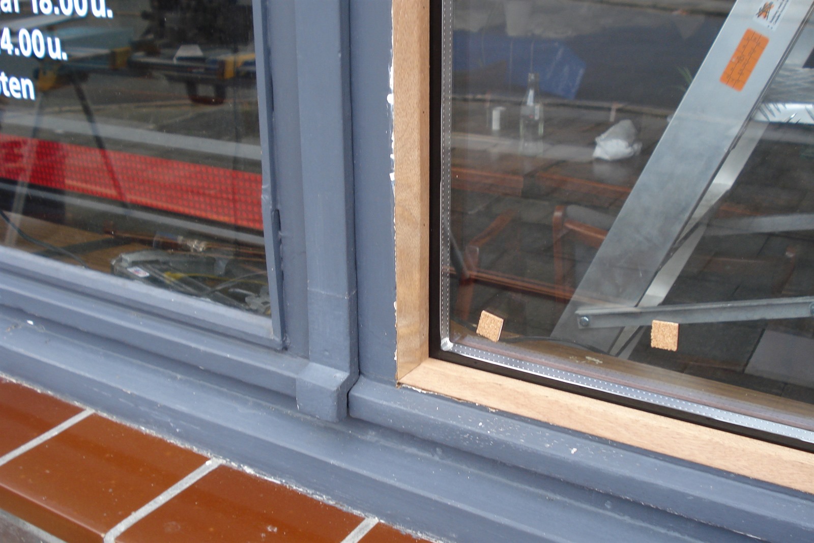 nieuw glas in raam plaatsen